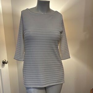 White House Black Market Cream Textured sweater Blouse very stretchy elegant